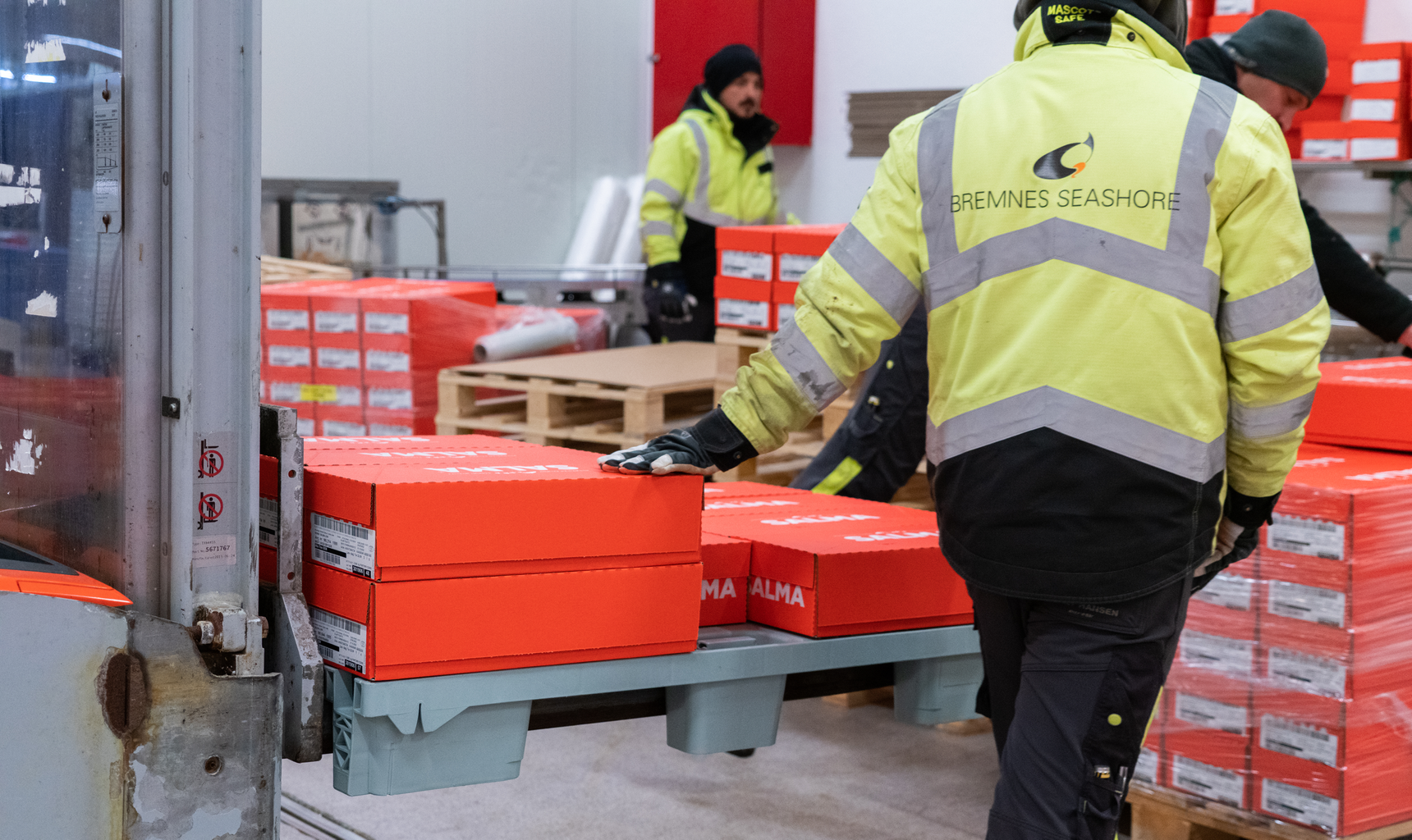 Norwegian salmon producer Bremnes, famous for several strong seafood brands like "SALMA" and "BÖMLO", is testing innovative, reusable pallets, made from 100% marine plastic waste.